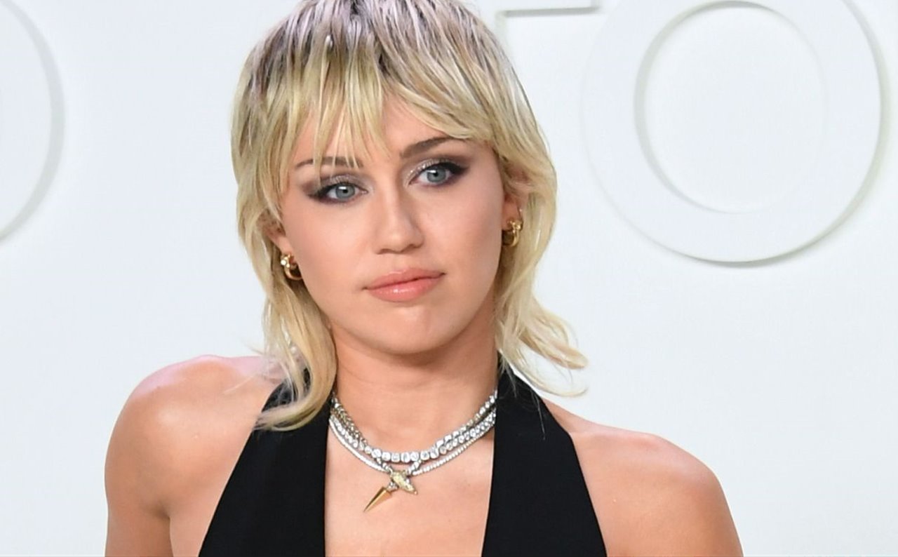 Miley Cyrus Se Aleja De Su Padre Al Enterarse De Su Compromiso Vida