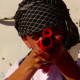 Niño sirio con rifle