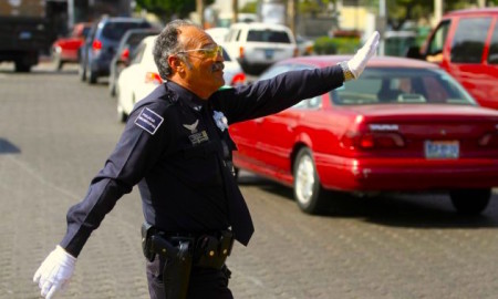 Policías bailando