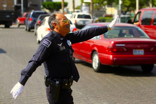 Policías bailando