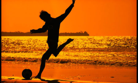 Jugador de fútbol en la playa