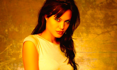 angelina jolie wallpaper 2 450x270 - Dejen A Angelina En Paz