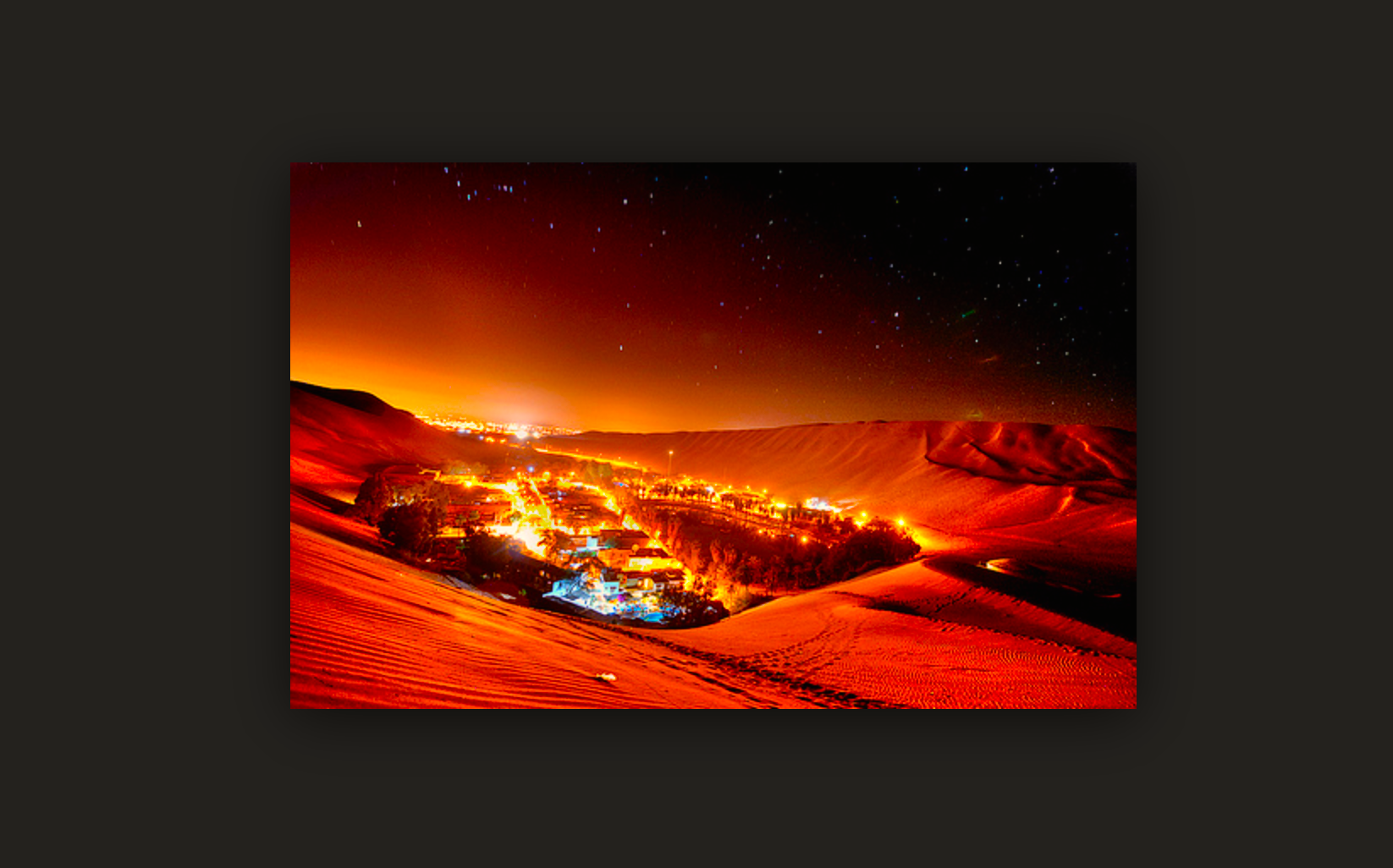 Vista nocturna de Huacachina