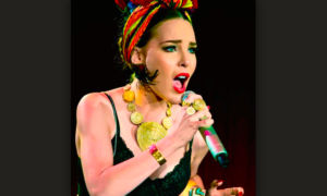 Belinda cantando.