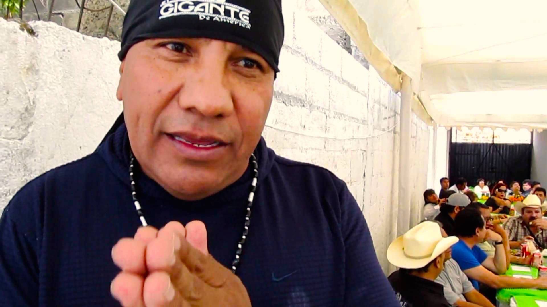 El ex-cantante de Bronco, Lupe Esparza fue visto por sus fans manejando una...