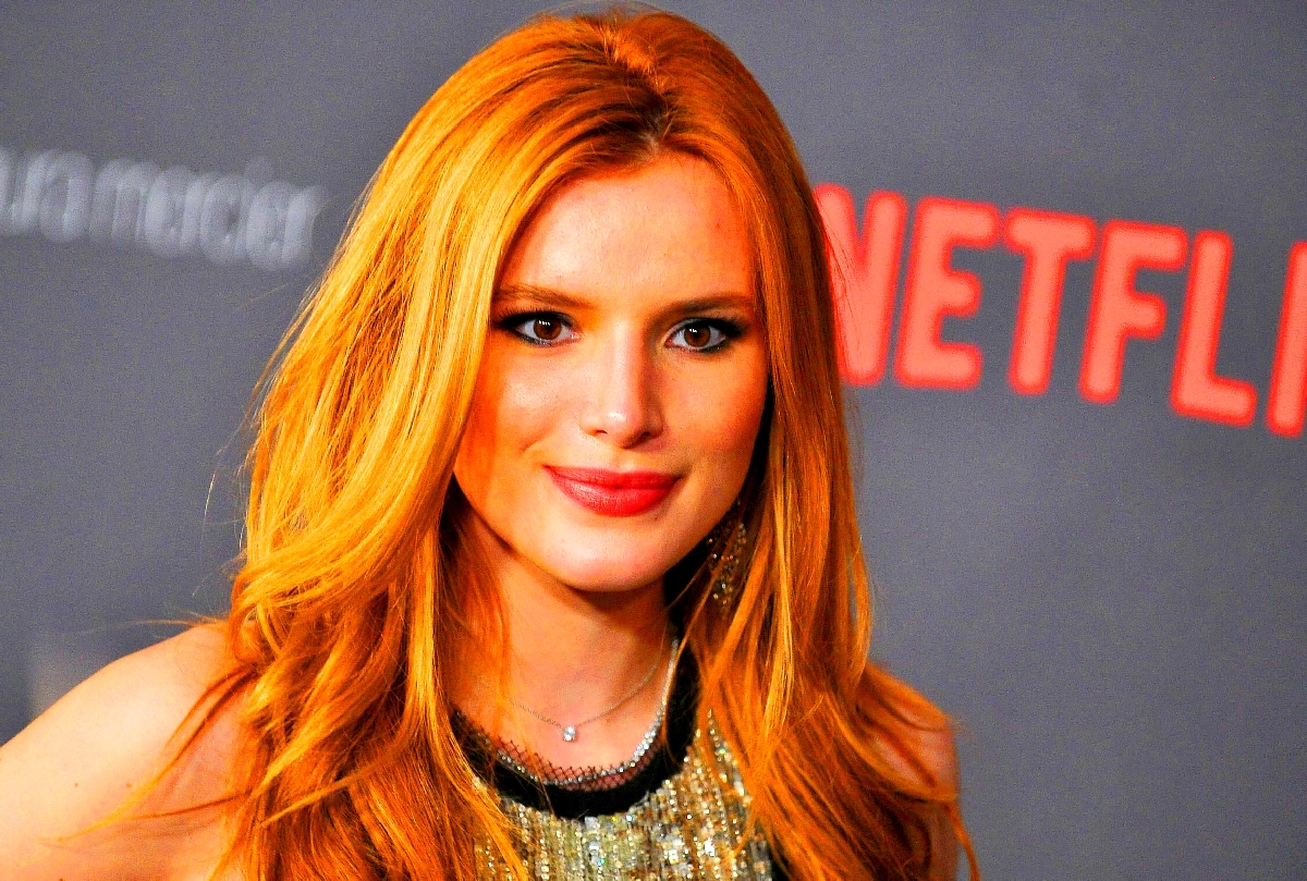 BELLA THORNE - Thorne Desborda Amor