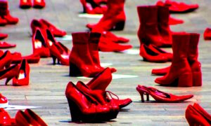 zapatos rojos mujeres 300x180 - Mujeres y Violencia