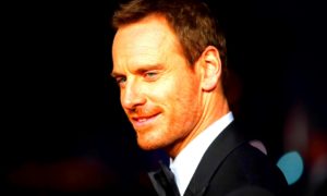 FASSBENDER 300x180 - Reza A Sus Muertos