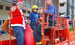 BOMBEROS 300x180 - Bomberos Haciendo De Papá Noel