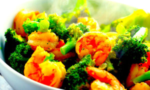 CAMARONES CON BROCOLI 300x180 - ¡Combate las Cataratas!