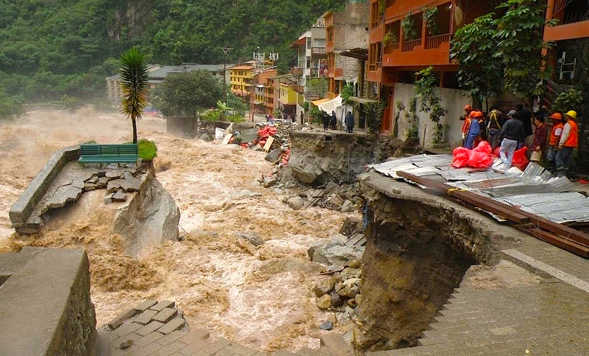 HUAYCOS - Perú Abandonado En Tiempo De Huaycos