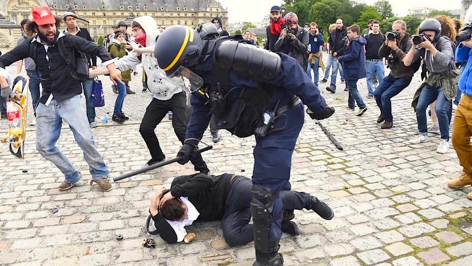 MANIFESTACIONES EN PARIS - Vergüenza En París