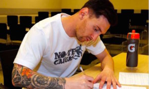 Messi firmando carta OLEIMA20160510 0171 28 300x180 - Las Exigencias De Messi