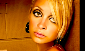 RITCHIE 1 300x180 - ¿Trompada a Nicole?