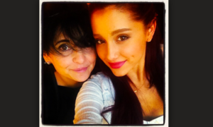 ARIANA Y SU MADRE 300x180 - Ariana Grande y Su Familia Pagarán Por Funerales