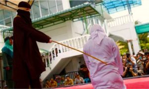 CASTIGOS A GAYS 300x180 - Cruel Castigo a Gays En Indonesia Sacude Al País