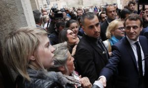 Emmanuel Macron Rodez Francia simpatizantes LNCIMA20170505 0113 5 300x180 - Manifestaciones A Favor De Macron