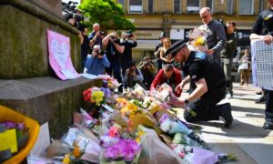 Policía colcoa flores en plaza de St. Ann en la ciudad donde ocurrió el atentado 300x180 - Manchester Se Une En Medio De La Crisis