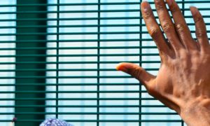 inmigrantes 300x180 - Belgas Contra Centros De Detención