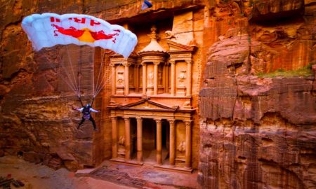 miles daisher hace un salto base en petra jordania 450x270 - Saltar Desde Una De Las Maravillas