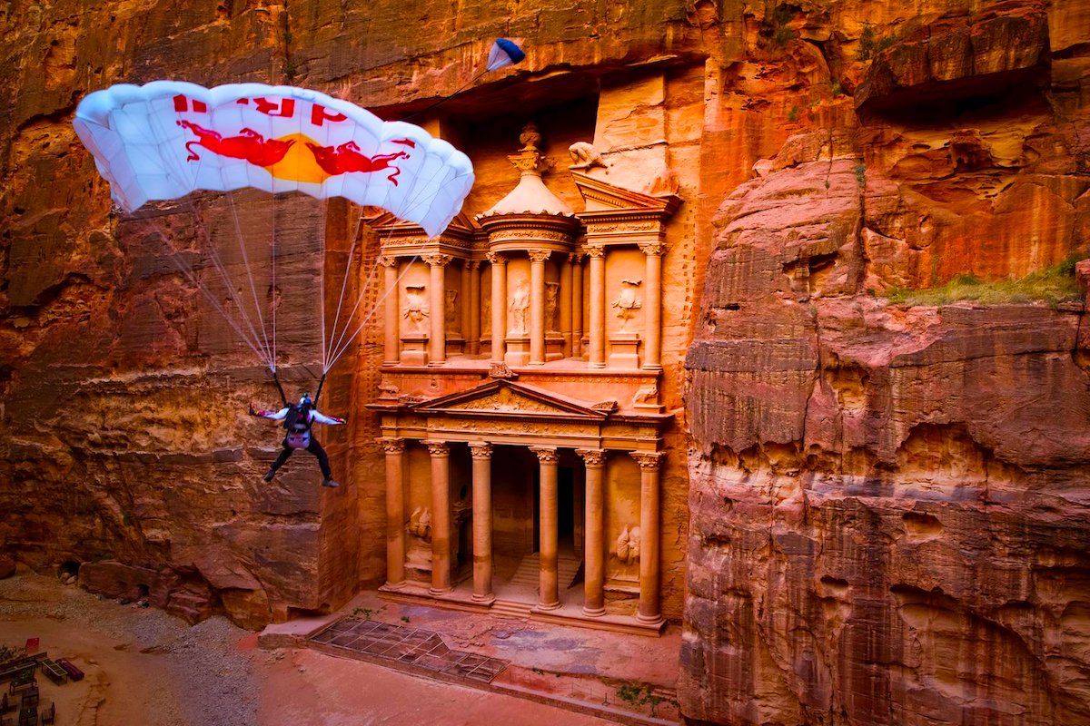 miles daisher hace un salto base en petra jordania - Saltar Desde Una De Las Maravillas