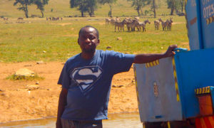 mwalua 300x180 - Patrick Mwalua, el héroe del agua en África