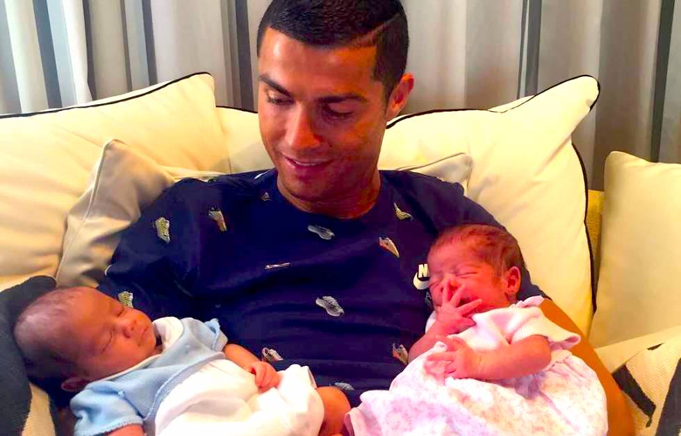 CRIS MELLIZOS - ¡Cristiano Ronaldo Presenta a Sus Mellizos!