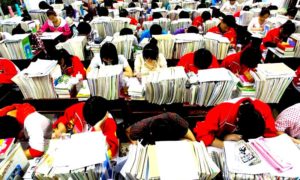 a group of chinese students reviewing for the national college entrance exams or gaokao 300x180 - Gaokao, Marca de Vida