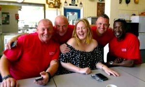 adele 300x180 - Adele Toma Té Con Los Heroicos Bomberos De Chelsea