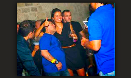 DIEGO RUSIA 450x270 - Maradona Baila Con Gitanas y Periodista Dice Que Le Acosó