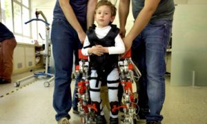 EXO ESQUE 300x180 - Exoesqueleto Podría Hacer Caminar a Niños Que No Pueden