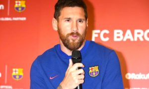 cacheton messi 300x180 - Messi Aparece En Japón Un Poco Cachetón