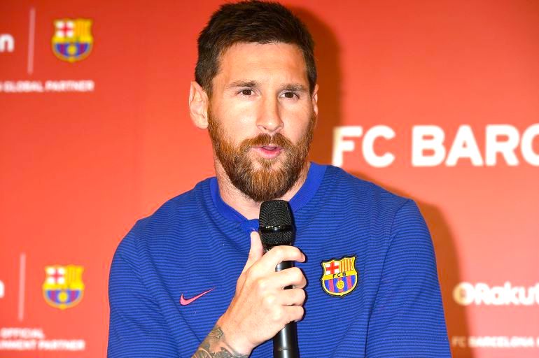 cacheton messi - Messi Aparece En Japón Un Poco Cachetón