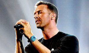 martin 300x180 - Chris Martin Sube A Fan En Silla De Ruedas