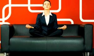 mujer ejercitandose en la oficina 300x180 - Yoga En La Oficina: Columna