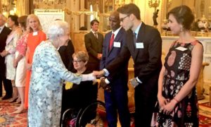 reina y liam payne 300x180 - La Reina De Inglaterra Recibió a Liam Payne