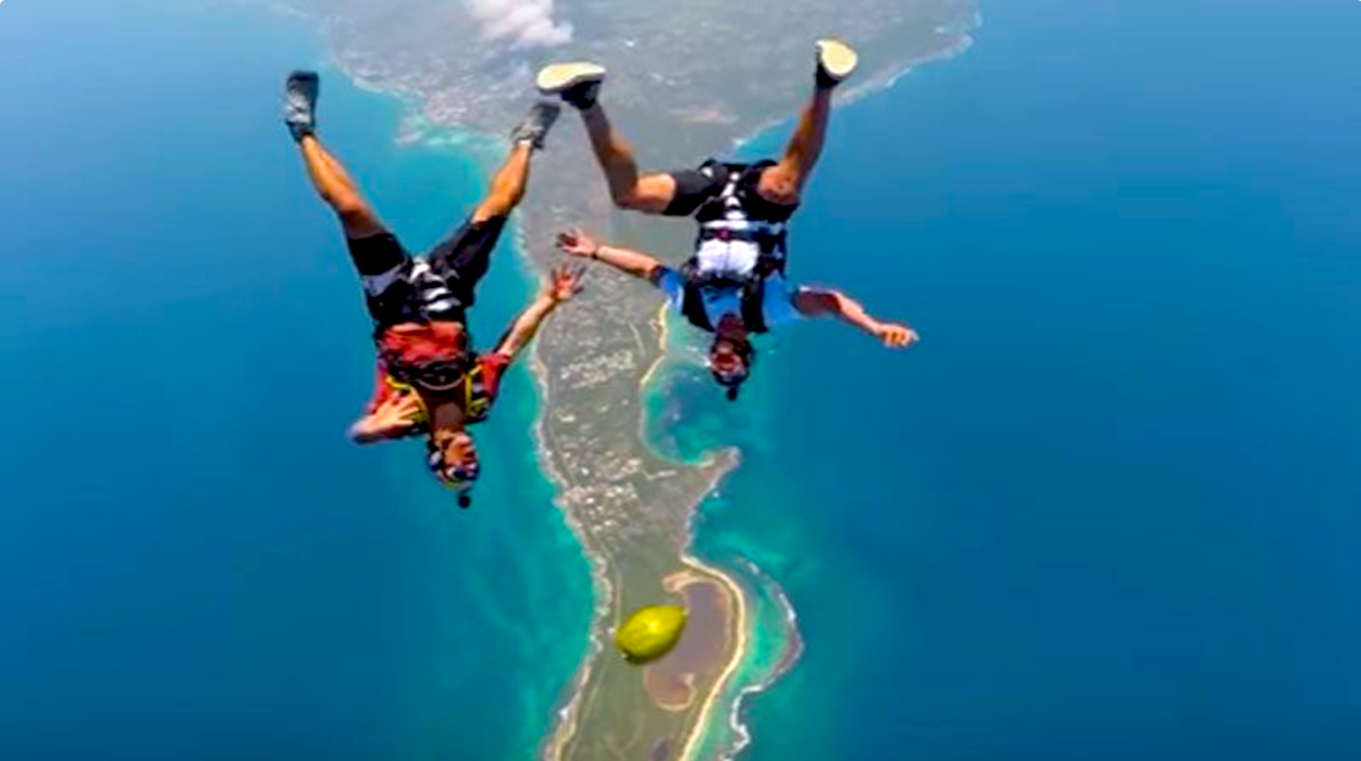 salto extremo - Paracaidistas Juegan Con Un Coco Durante El Salto