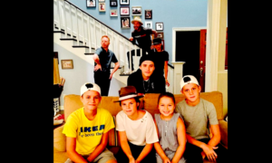MODERN FAMILY 300x180 - Los Beckham Visitan El Set De 'Modern Family'