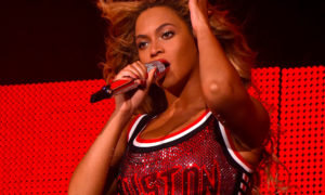 beyonce houston rockets 300x180 - Beyoncé Comprará Los Houston Rockets