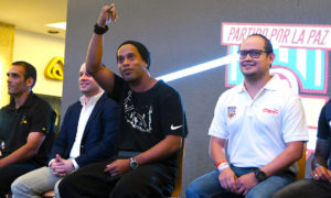 ronaldinho 300x180 - El Salvador: Ronaldinho Da Mensaje De Paz A Pandillas
