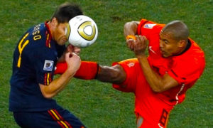 xavi alonso de jong 300x180 - ¡Peligro! Estos Son Los Futbolistas Más Rudos
