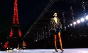 PARIS MODA 300x180 - Yves Saint Laurent Bajo La Torre Eiffel