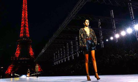 PARIS MODA 450x270 - Yves Saint Laurent Bajo La Torre Eiffel