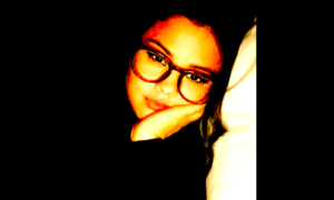 SELENA GOMEZ GAFAS 1000x600 1 300x180 - La Selena Más Vulnerable
