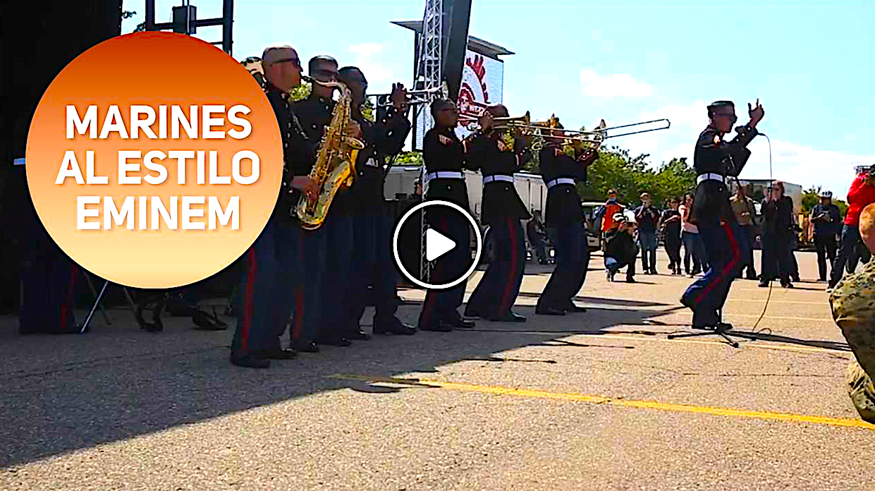 banda militar eminem - Un Grupo De Marines Interpreta Un Tema De Eminem