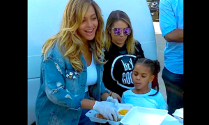 beyonce 300x180 - Beyoncé Sirve Comidas A Las Víctimas Del Huracán Harvey