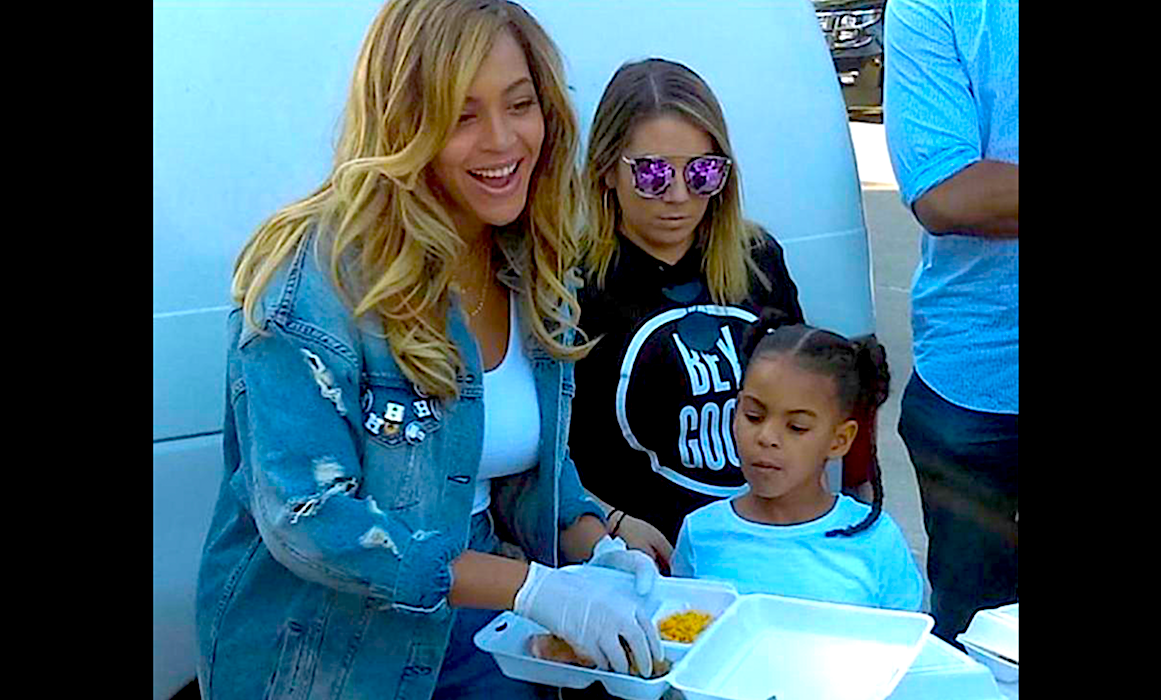 beyonce - Beyoncé Sirve Comidas A Las Víctimas Del Huracán Harvey