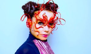bjork virtual reality exhibition london 01 1 300x180 - Björk: Mínima y Rococó
