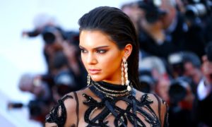 kendall jenner explique pourquoi elle n 039 aime pas porter un soutien gorge 538679. 300x180 - Kendall, Icono de Polémicas