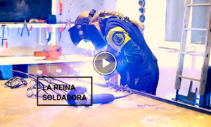REINA SOLDADORA 300x180 - La 'Reina Soldadora' Que Transforma El Metal En Arte